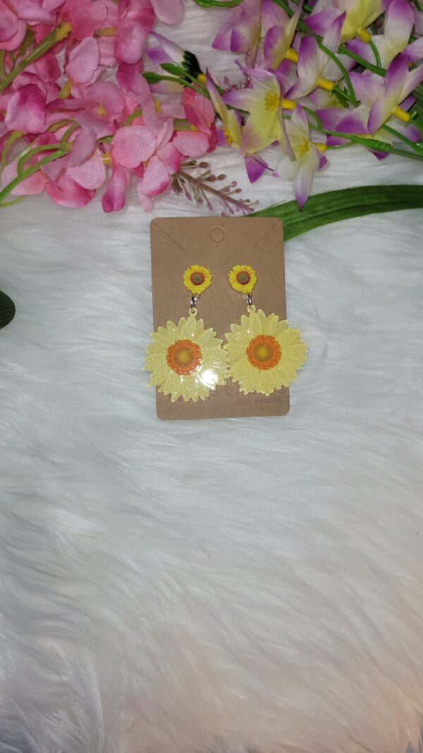 Daisy flower with sunflower post earrings - Image 2