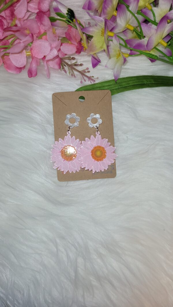 Pink daisy flower earrings - Image 2