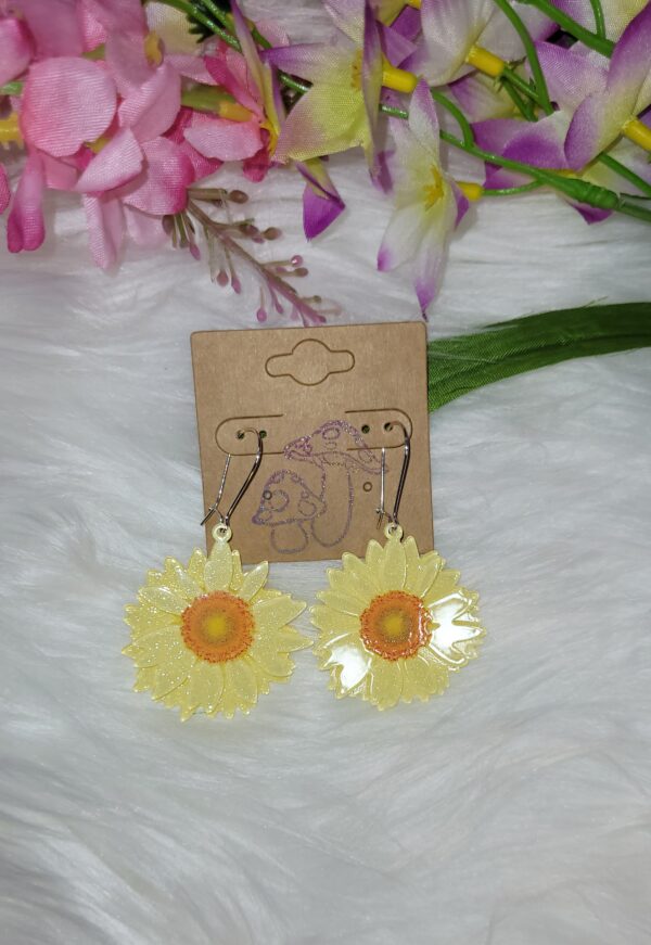 Yello dasiy earrings