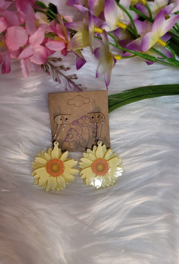 Yello dasiy earrings - Image 2