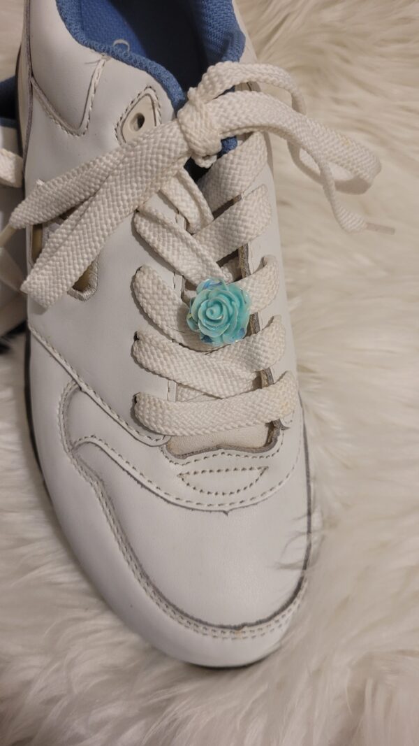 Luminous rose shoe charms - Image 3