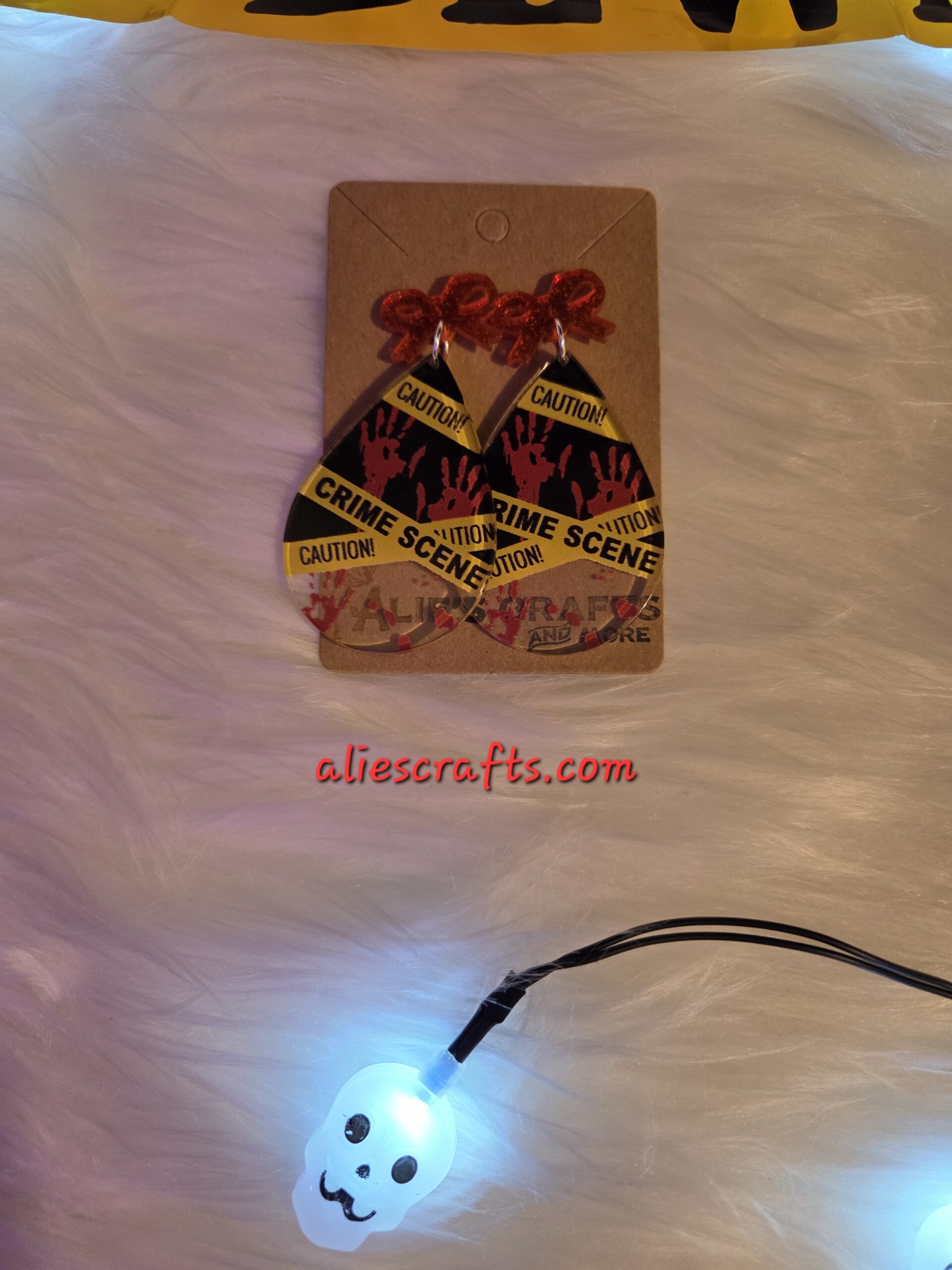 Crime scene earrings with red bows - Image 2
